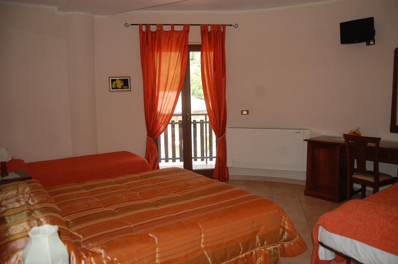 B&B La Tana Dell'orso Villalago Esterno foto